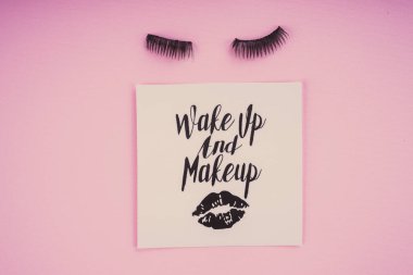 Pembe bir arka plan üzerinde çeşitli makyaj ürünleri