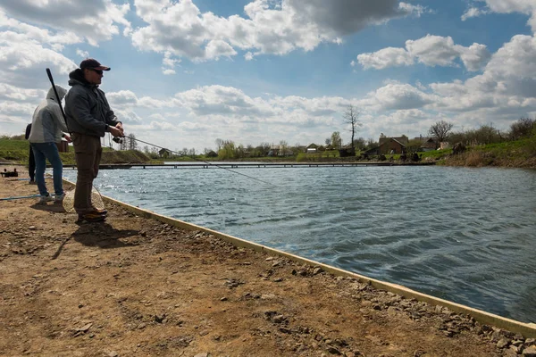 Vinnytsia Ucrânia Circa 2018 Grupo Amigos Pesca Por Lago — Fotografia de Stock