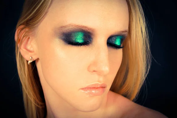 Maquillaje de ojos con sombras verdes — Foto de Stock