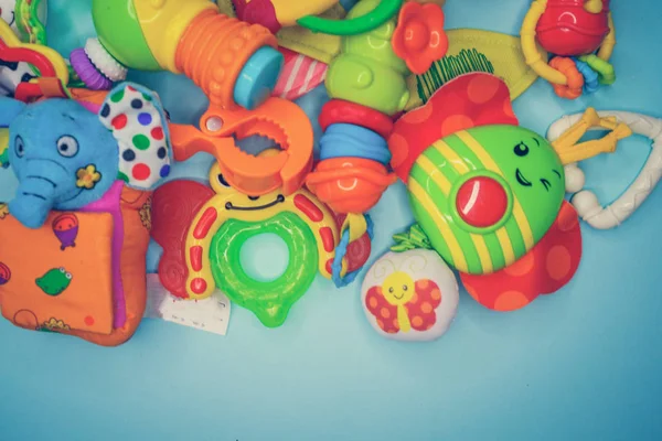 Hračky pro děti na vícebarevné pozadí — Stock fotografie