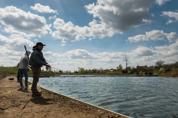 Vinnytsia Ukraine Circa 2018 Groupe Amis Pêche Lac — Photo