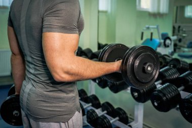 Spor salonunda vücut geliştirmeci