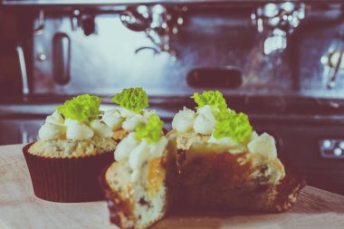 bir tepsi üzerinde pek çok güzel pastalar