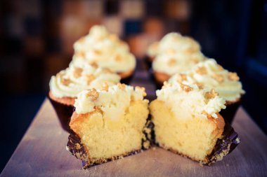 bir tepsi üzerinde pek çok güzel pastalar