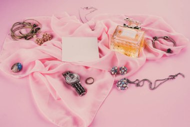 Pembe bir arka plan üzerinde çeşitli makyaj ürünleri