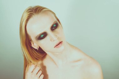 Makyaj yeşil gölgeler ile