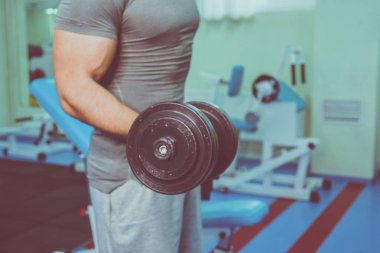 Spor salonunda vücut geliştirmeci