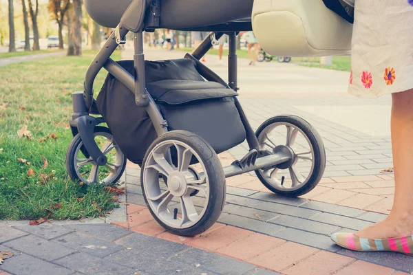 Moeder over een wandelwagen — Stockfoto