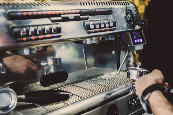 Barmann bereitet Kaffee in Kaffeemaschine zu — Stockfoto
