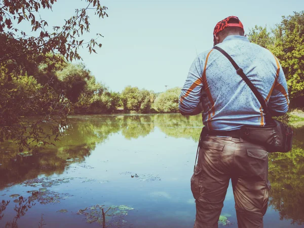 Il pescatore pesca sul lago in estate — Foto Stock