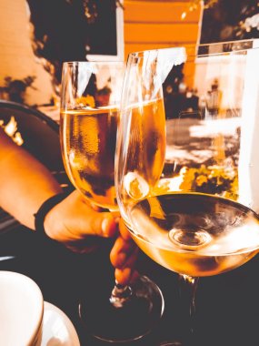 bardak şarap beyaz şarap ile