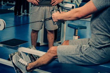 Spor salonunda vücut geliştirmeci