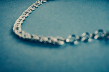 mavi bir arka plan üzerinde gümüş bilezik