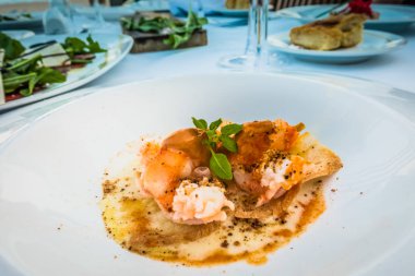 Beyaz bir tabak karides pişmiş