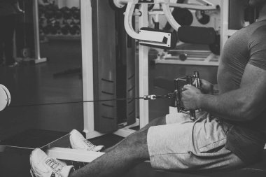 Spor salonunda vücut geliştirmeci