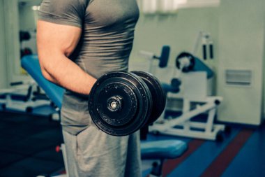 Spor salonunda vücut geliştirmeci