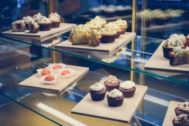 bir tepsi üzerinde pek çok güzel pastalar