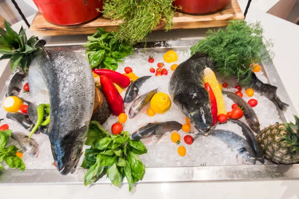 Verse vis in een visrestaurant — Stockfoto