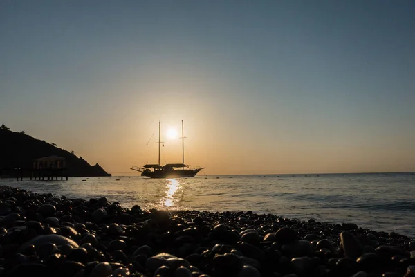 Belo nascer do sol junto ao mar — Fotografia de Stock