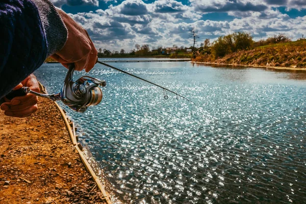 Gölde balık tutmak — Stok fotoğraf