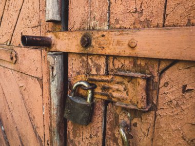 eski kapıyı kilitle