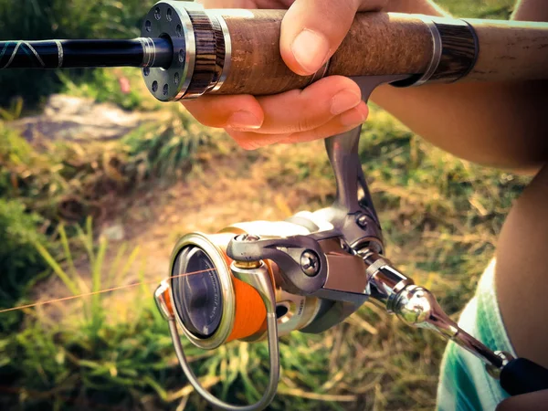 O menino está pescando — Fotografia de Stock