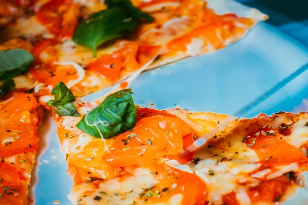 Bir tabakta Pizza margarita