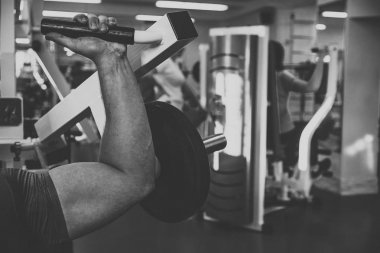 Spor salonunda vücut geliştirmeci