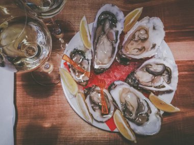 İstiridye masada şarap ile