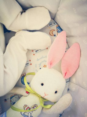 Bebek arabası ve oyuncak bir çocuğun bacakları