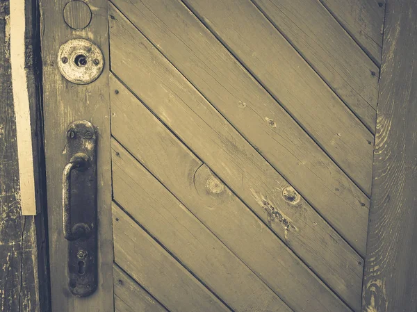 Dörrhandtag och lås på gamla röda dörren — Stockfoto