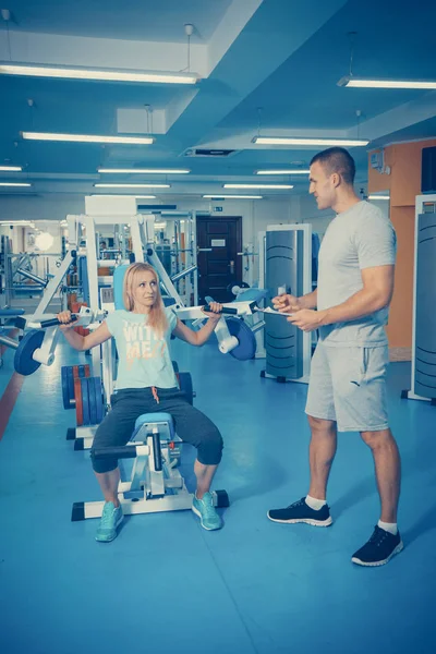 Persoonlijke training in de sportschool — Stockfoto