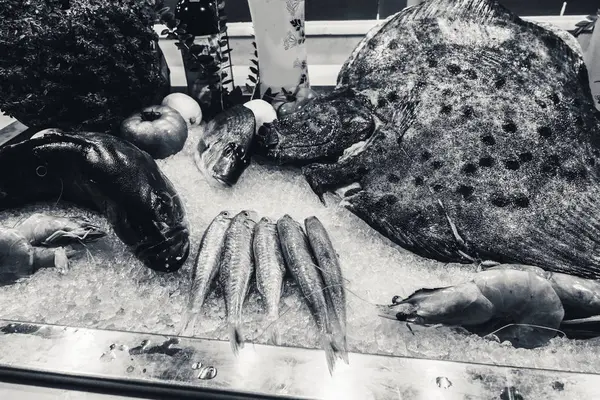 Φρέσκο ψάρι στο εστιατόριο στη θάλασσα — Φωτογραφία Αρχείου