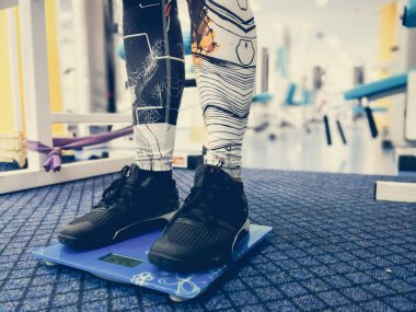 spor salonunda terazi üzerinde ayaklar