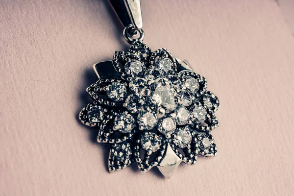 Beau Pendentif Argent Gros Plan — Photo