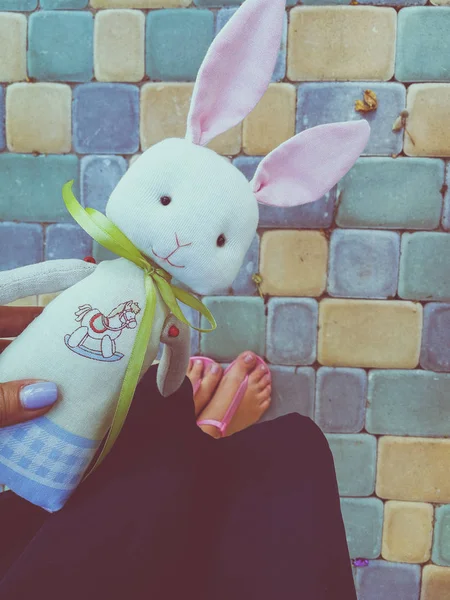 Toy bunny in the hands of mom — Stock Photo, Image