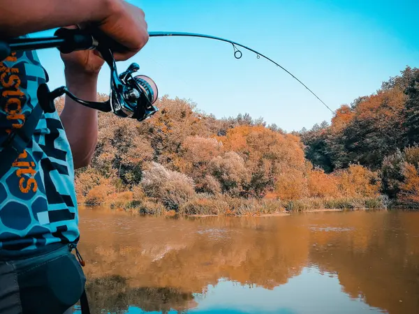 Der Fischer fischt im Sommer auf dem See — Stockfoto