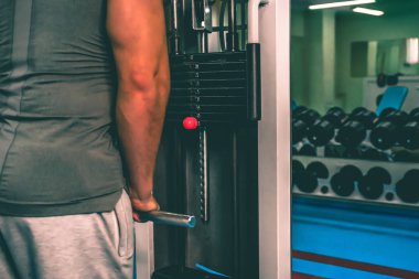 Spor salonunda vücut geliştirmeci