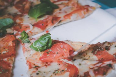 Bir tabakta Pizza margarita