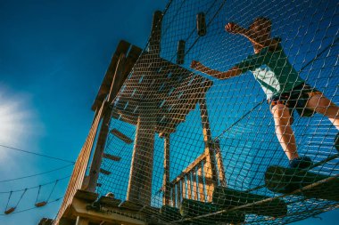 Halat Parkı çocuk tırmanıyor