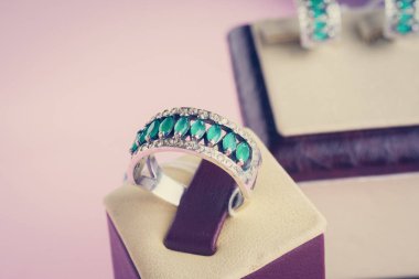 Güzel gümüş yüzük yakın