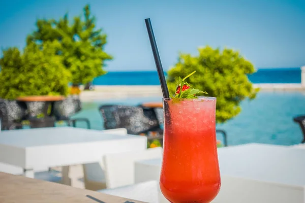 Cocktails in de bar aan zee — Stockfoto