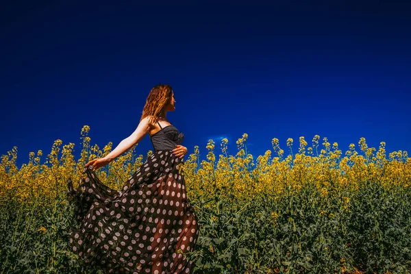 Mulher Vestido Posando Campo Colza — Fotografia de Stock