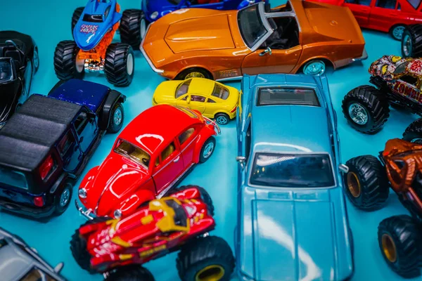 Brinquedo carros presente de aniversário — Fotografia de Stock