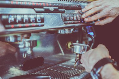 barmen bir kahve makinesi kahve hazırlar