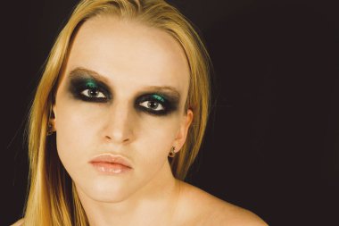 Makyaj yeşil gölgeler ile