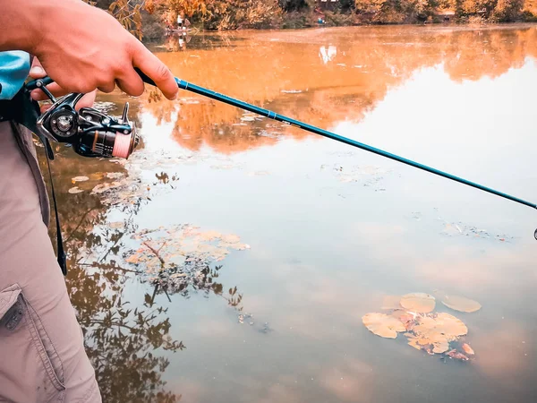 釣り竿を持った漁師の手 — ストック写真