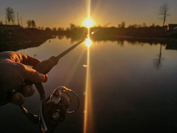 Pesca del luccio sul lago. Attività ricreative di pesca — Foto Stock