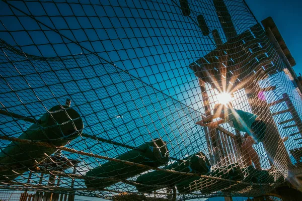 The boy climbs the rope park — Stock Photo, Image