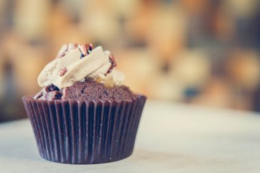 bir tepsi üzerinde pek çok güzel pastalar